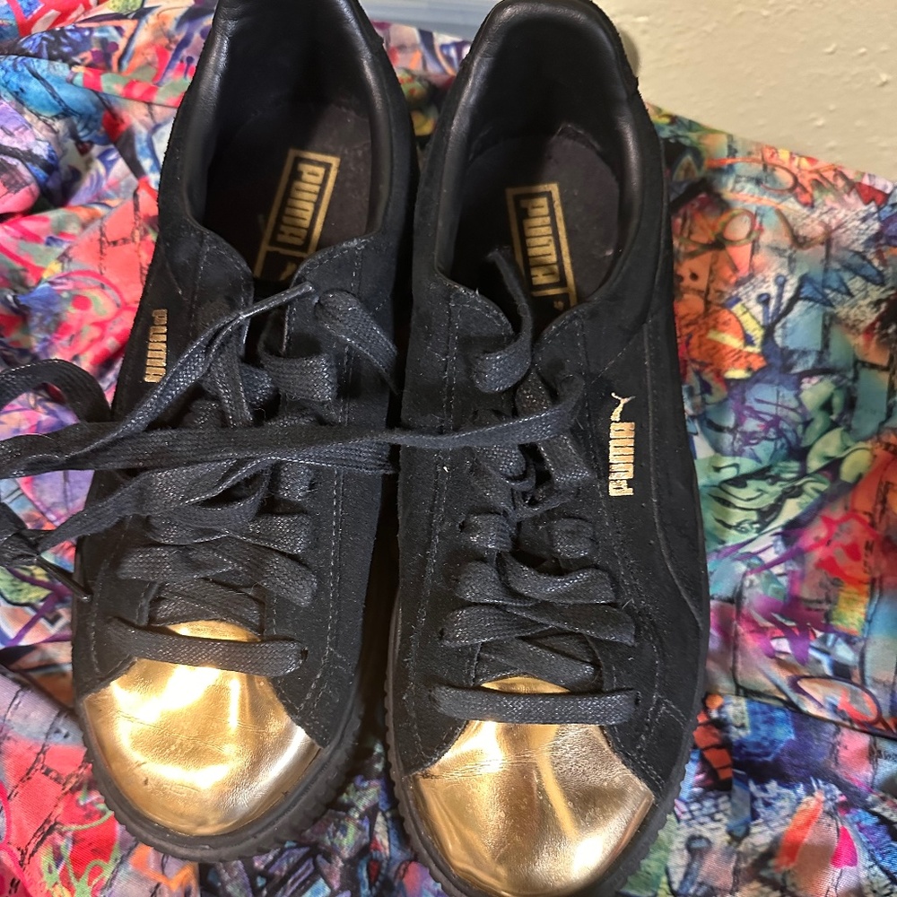 Women Puma Sz 7.5 Blk Suede w Gold Toe Cap